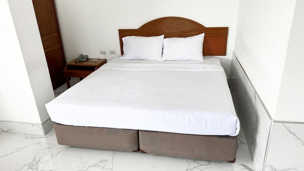 Highfive Hotel Pattaya - Tap to explore photos