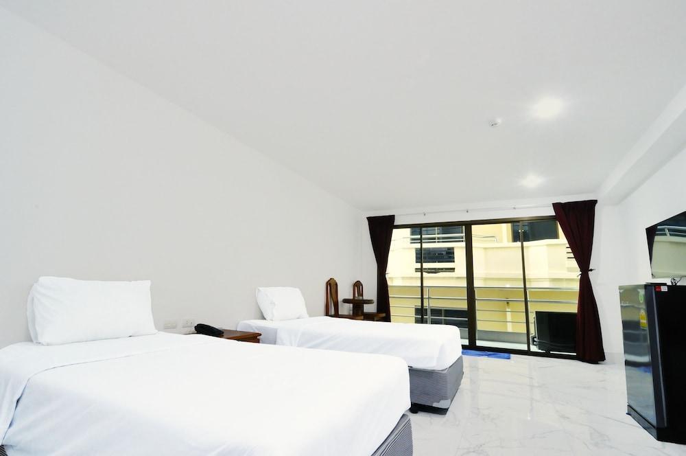 Highfive Hotel Room Type - Deluxe Twin Room