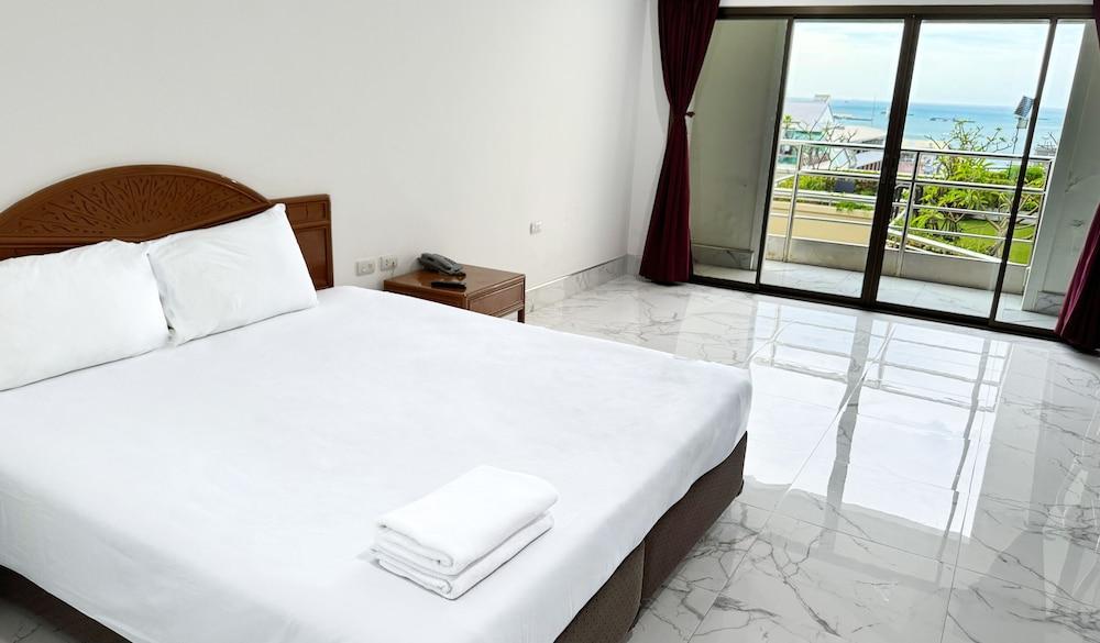 Highfive Hotel Room Type - Deluxe Double Room