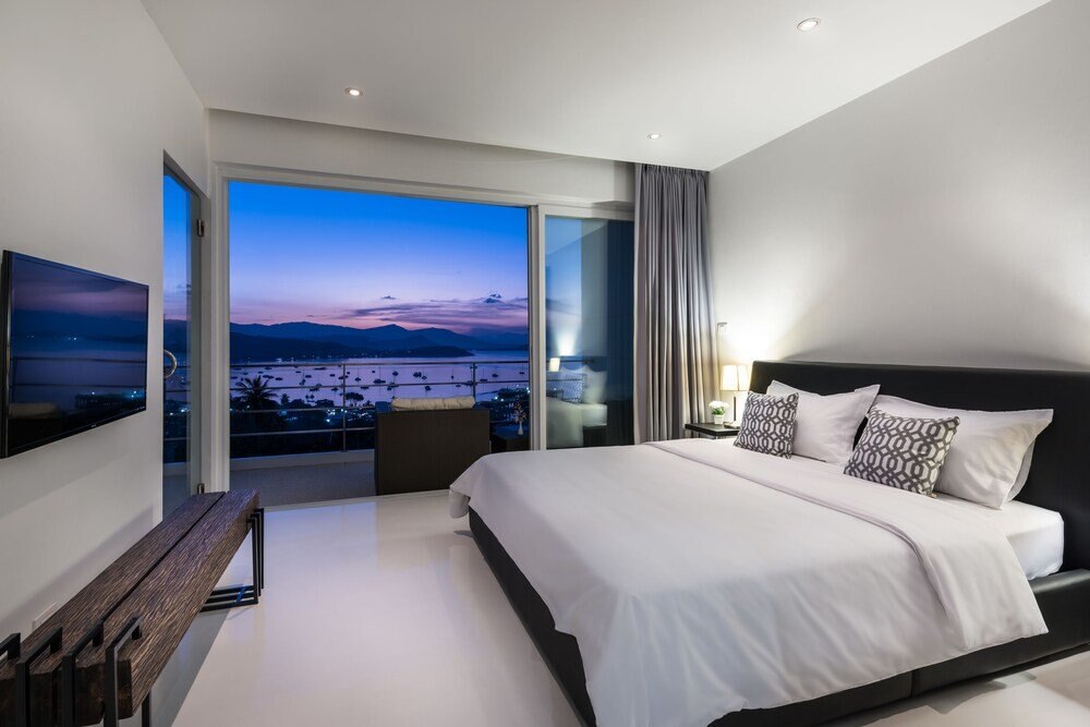 The Beach House Apartment - Tap to explore photos