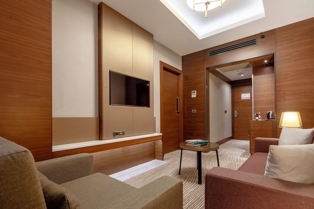 Grand Harilton Hotel Room Type - Suite, 1 Queen Bed