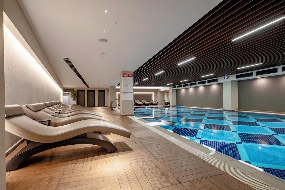 Grand Harilton Hotel - Tap to explore photos