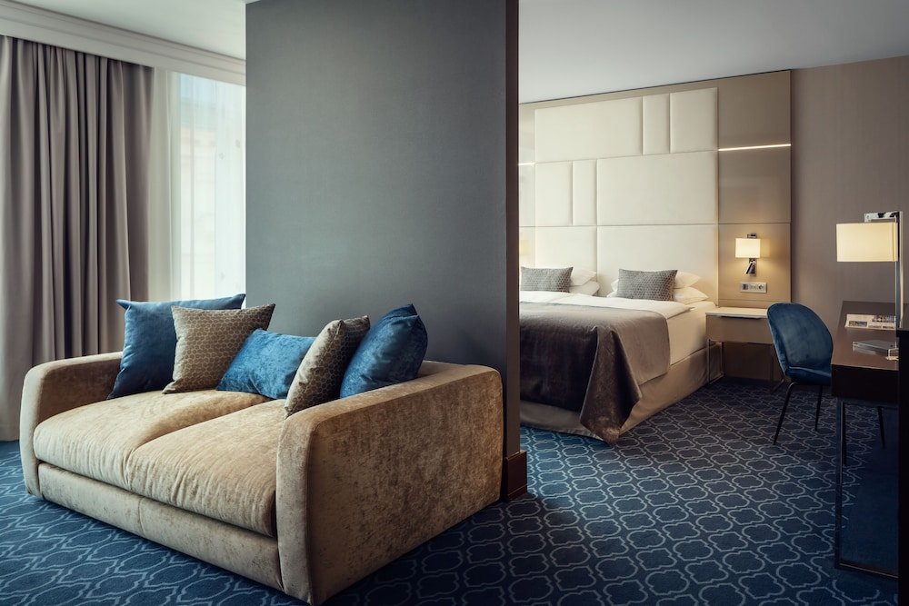 Hotel Kings Court Room Type - Junior Suite (Free SPA entrance & Executive Lounge) Hotel Kings Court Room Type - Junior Suite (Free SPA entrance & Executive Lounge)