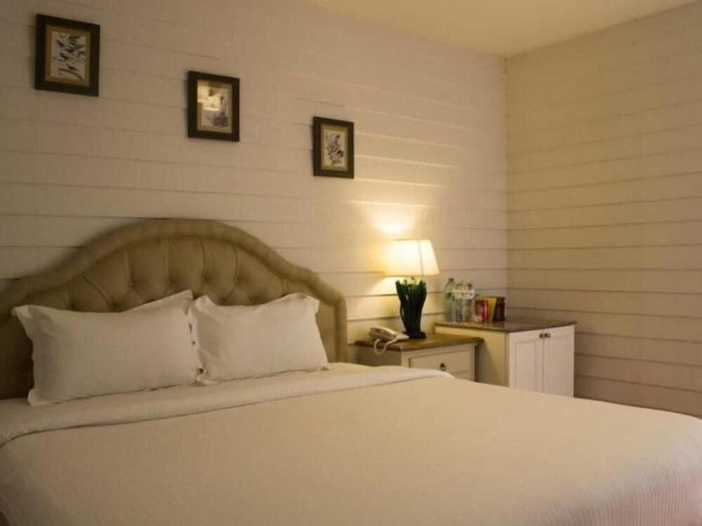 Ban Thungdang Boutique Hotel - Tap to explore photos