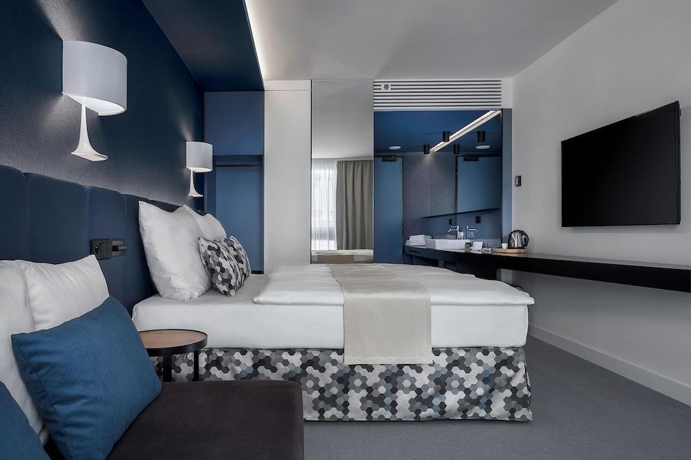 Urban Creme Room Type - Deluxe Quadruple Room Urban Creme Room Type - Deluxe Quadruple Room