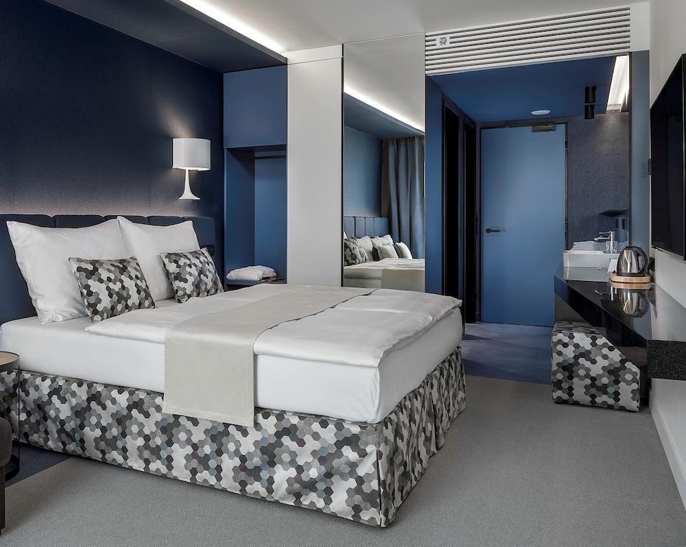 Urban Creme Room Type - Deluxe Triple Room Urban Creme Room Type - Deluxe Triple Room
