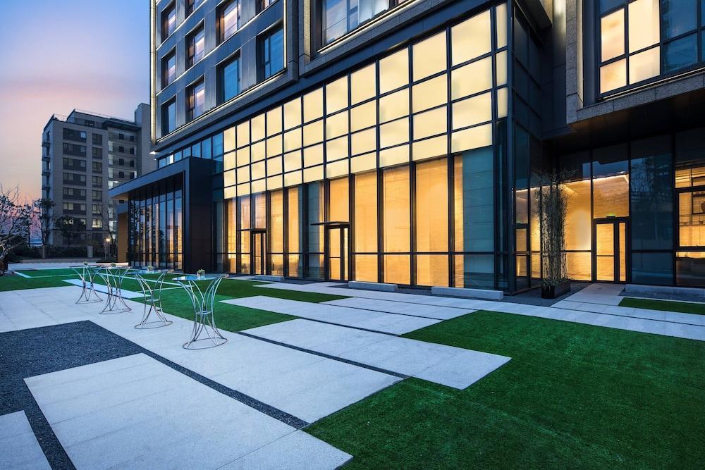 Courtyard by Marriott Shanghai Hongqiao - Tap to explore photos