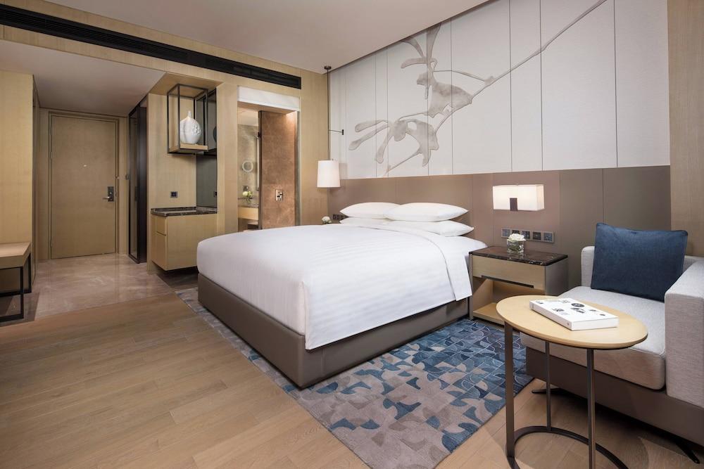 Courtyard by Marriott Shanghai Hongqiao Room Type - Deluxe Room, 1 King Bed