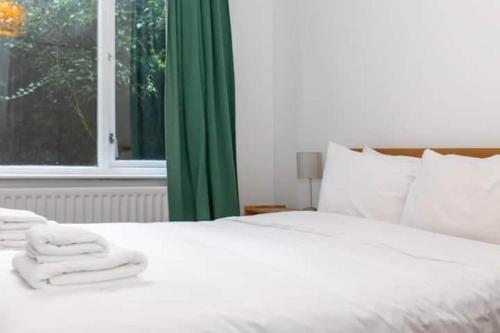 Charming Peaceful 2 Bed with Parking and Garden - Tap to explore photos