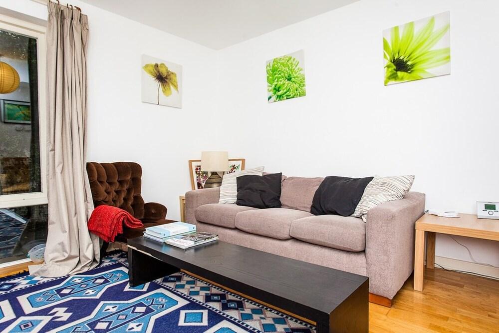 Charming Peaceful 2 Bed with Parking and Garden - Tap to explore photos