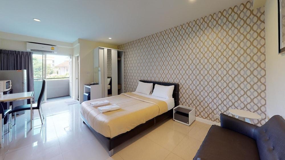 The Arni Sukhumvit 101 Room Type - Basic Studio, 1 Queen Bed