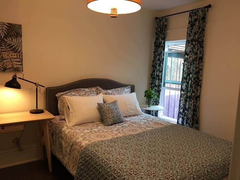 Beautiful 4BR Downtown House, Sleeps 10 - Tap to explore photos
