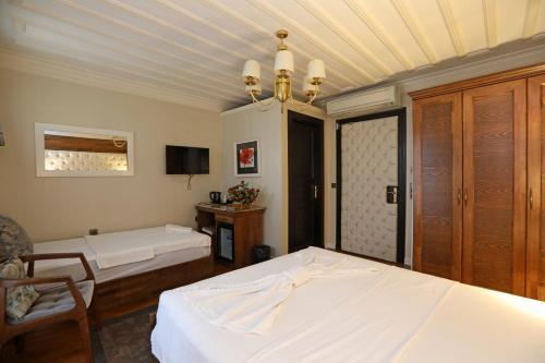 Mezzo Hotel Room Type - Deluxe Triple Room Mezzo Hotel Room Type - Deluxe Triple Room