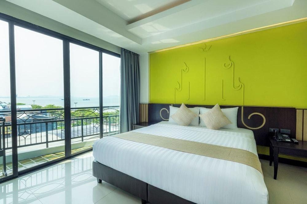 Bay Beach Resort Jomtien Room Type - Deluxe Partial Seaview