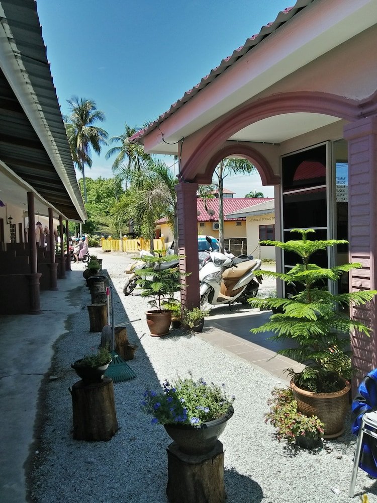 Kampung Guest House - Hostel - Tap to explore photos