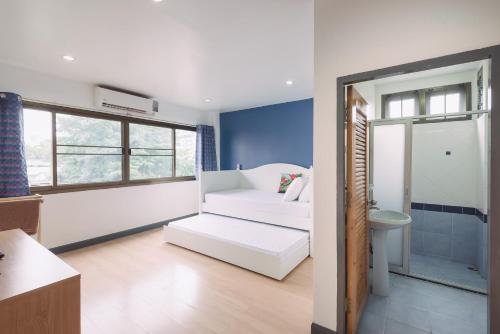 BaanSu Hostel Room Type - Twin Room with Private Bathroom