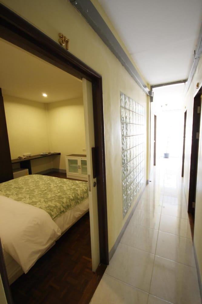Nine Place Sukhumvit 40 - Hostel - Tap to explore photos
