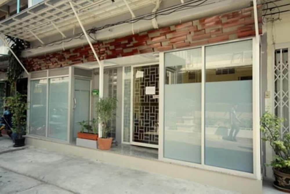 Nine Place Sukhumvit 40 - Hostel - Tap to explore photos
