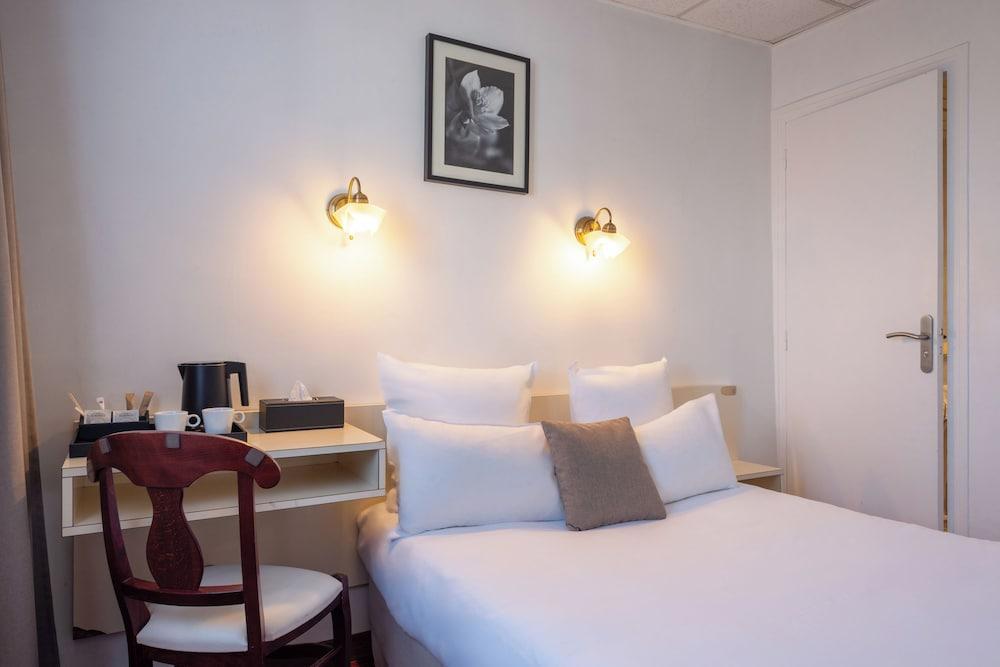 Hotel Cosmotel Marais République Paris - Tap to explore photos