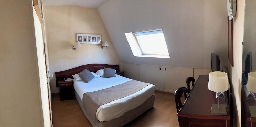 Hotel Cosmotel MARAIS REPUBLIQUE PARIS - Tap to explore photos