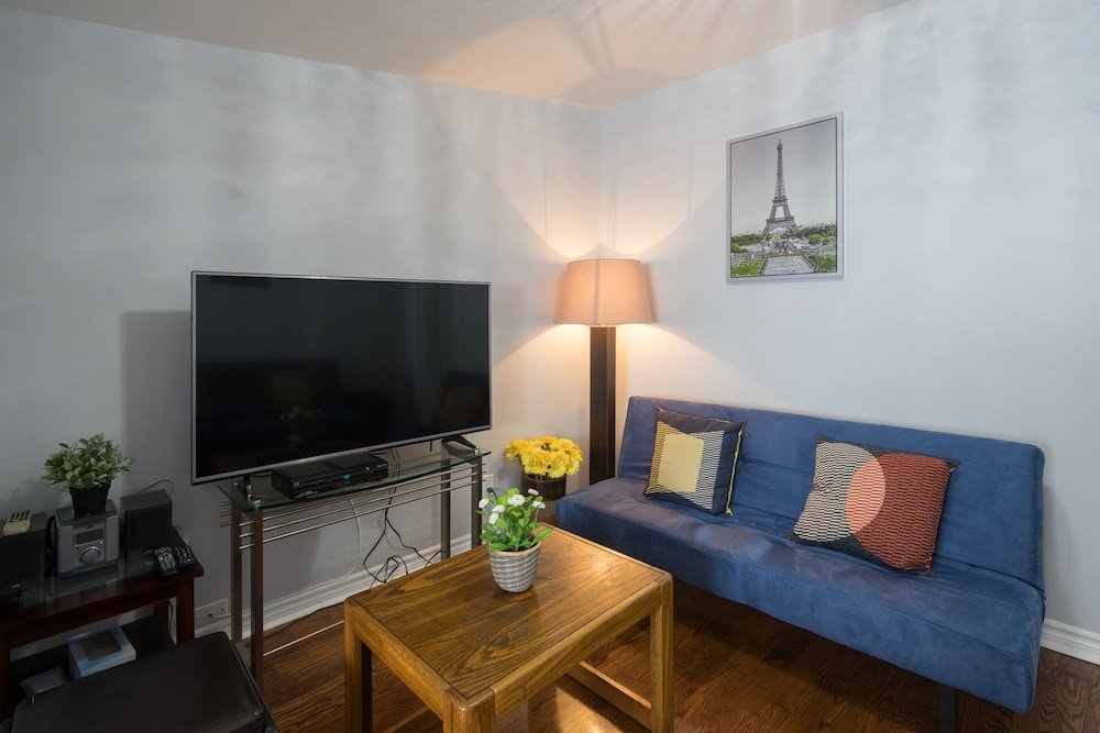 Applewood Suites - 4 BDRM King West - Tap to explore photos