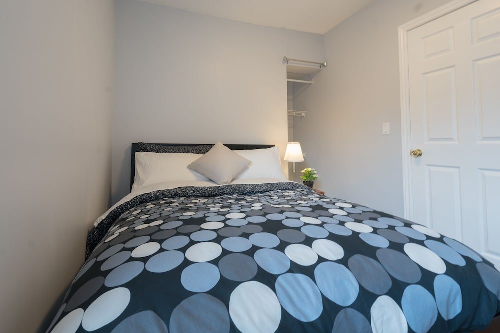 Applewood Suites - 4 BDRM King West - Tap to explore photos