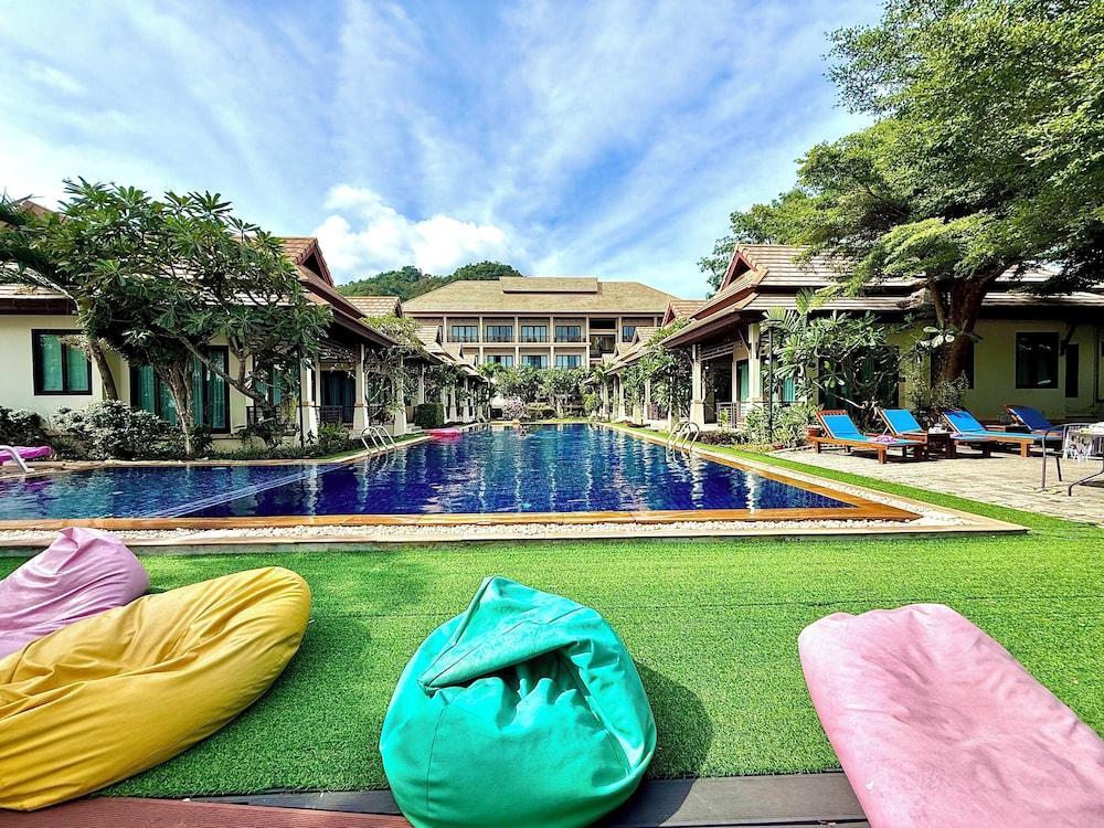 POOLSAWAT VILLA - Tap to explore photos