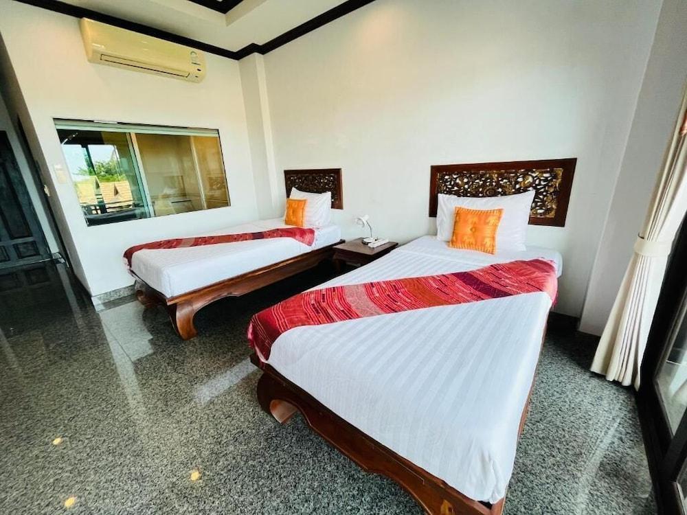 POOLSAWAT VILLA Room Type - Deluxe Twin Room