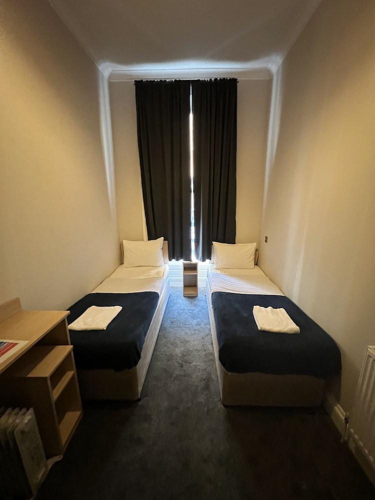 Goodwood Hotel Room Type - Twin Room, Shared Bathroom