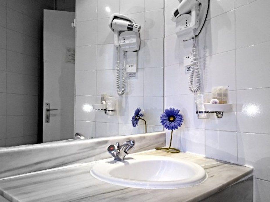 Casa Serena Paris Hôtel - Tap to explore photos