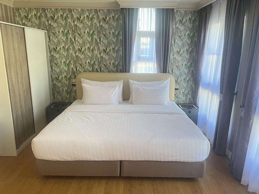 V20boutique Jacuzzi Hotel Room Type - Skywalk Suite