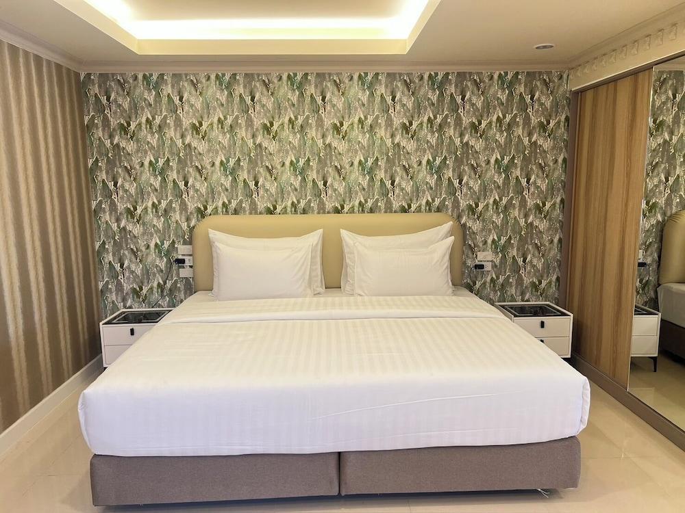 V20boutique Jacuzzi Hotel Room Type - Skylight Suite