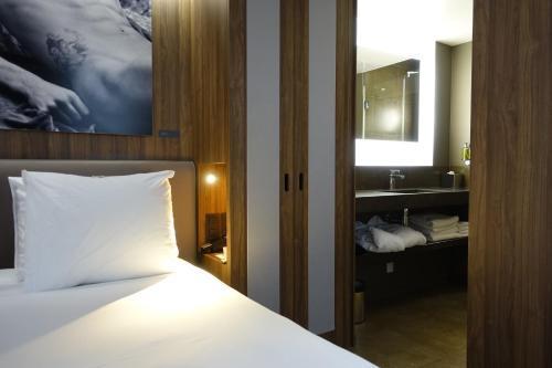 Hotel Jules & Jim - Tap to explore photos