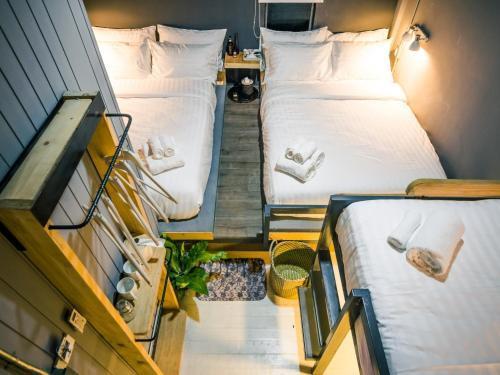 Zeds Hostel Bangkok - Tap to explore photos