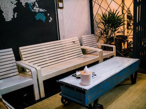 Zeds Hostel Bangkok - Tap to explore photos