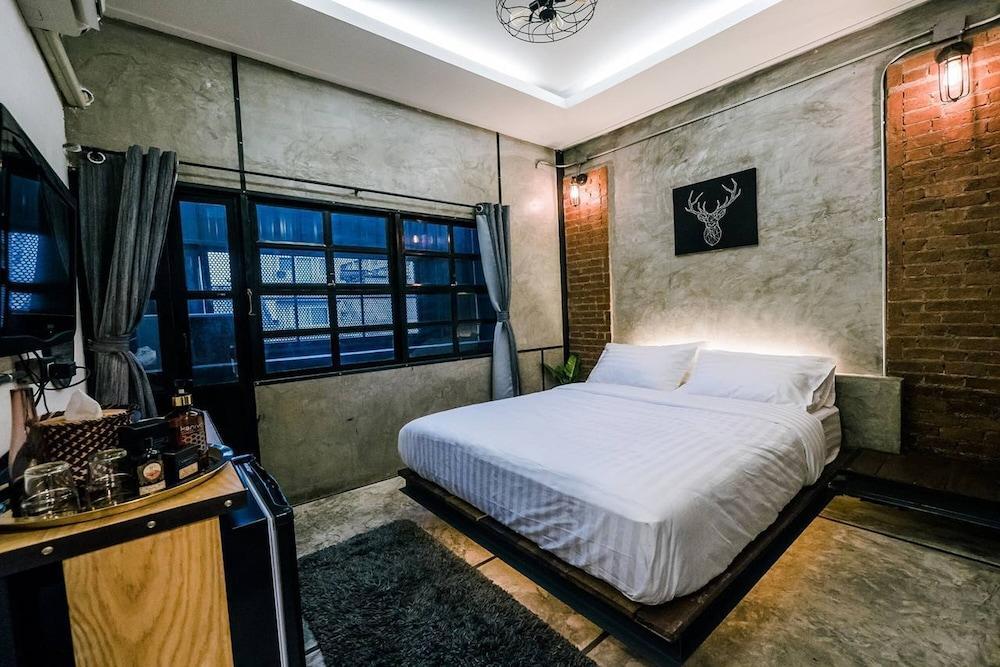 Zeds Hostel Bangkok Room Type - Standard Double Room with Private Bathroom