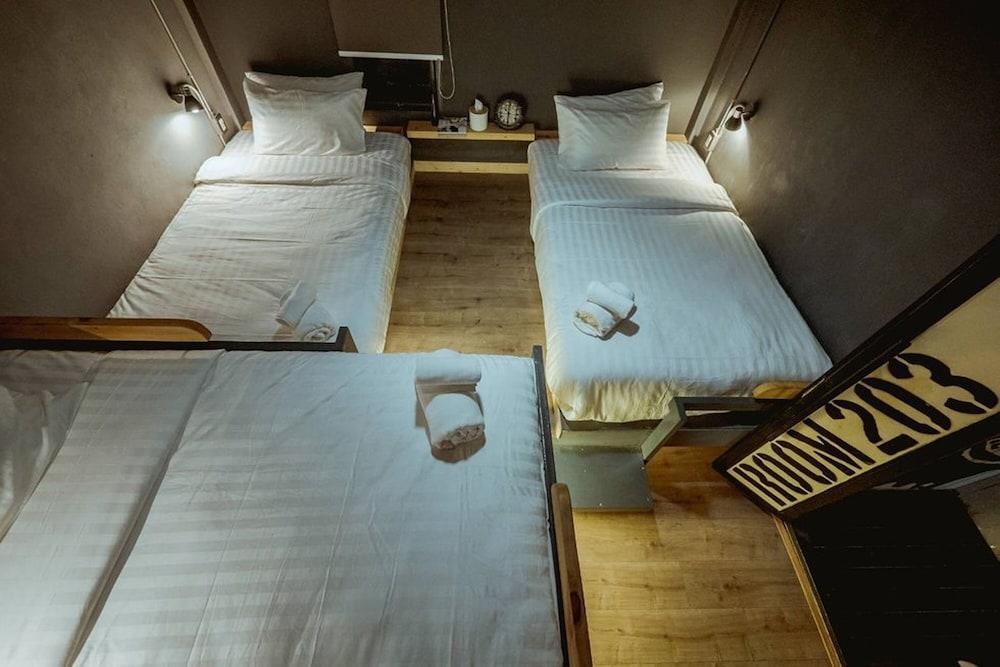 Zeds Hostel Bangkok Room Type - Standard Triple Room with Shared Bathroom