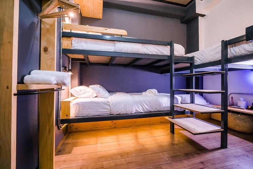 Zeds Hostel Bangkok Room Type - Standard Quadruple Room with Shared Bathroom Zeds Hostel Bangkok Room Type - Standard Quadruple Room with Shared Bathroom