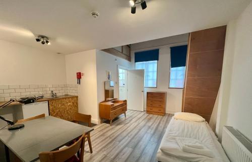 Green Rooms - Hostel Room Type - Family Room with Private Bathroom