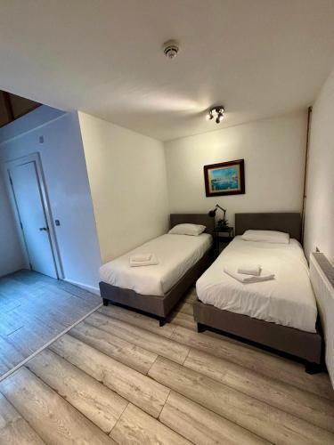 Green Rooms - Hostel Room Type - Family Room with Private Bathroom