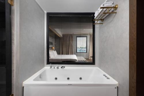 The Wings Hotels Karakoy Room Type - Junior Suite ,1 King Bed, Jetted Tub