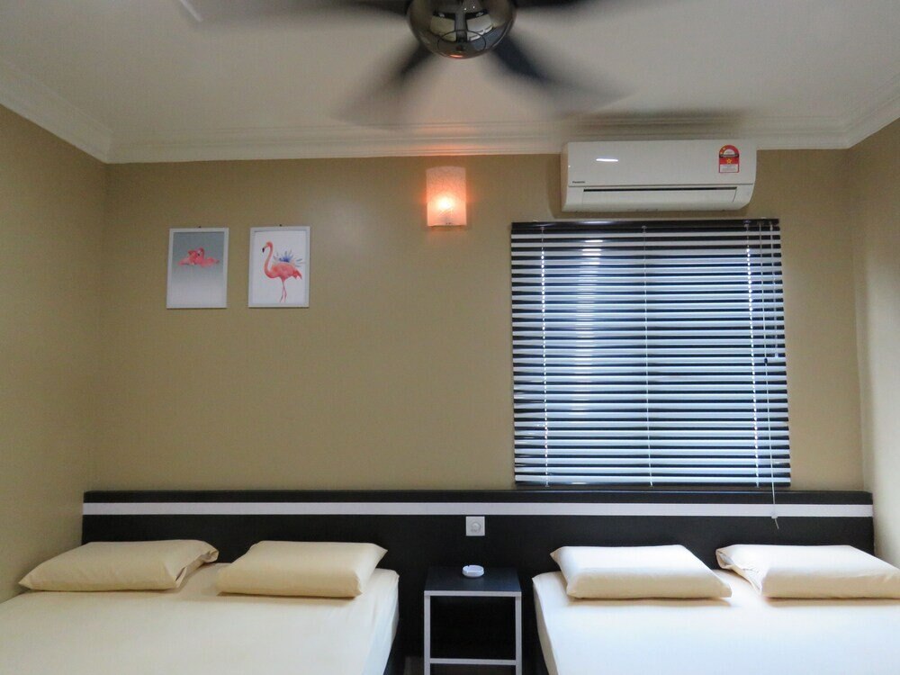 GM Motel Room Type - Family Room, 2 Queen Beds, Non Smoking