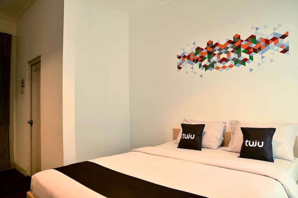 Tuju Abuserin Syariah Room Type - Deluxe Double Room