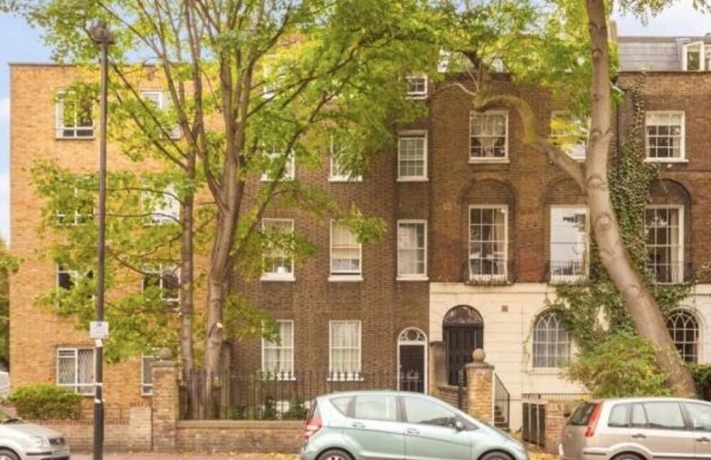 Spacious 1-bedroom Flat in Islington, London - Tap to explore photos