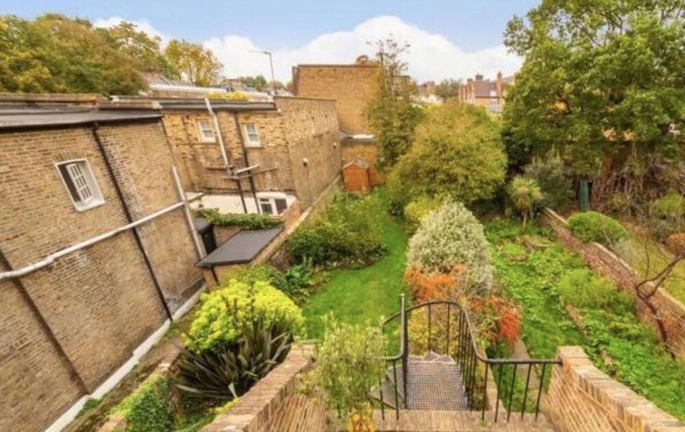 Spacious 1-bedroom Flat in Islington, London - Tap to explore photos