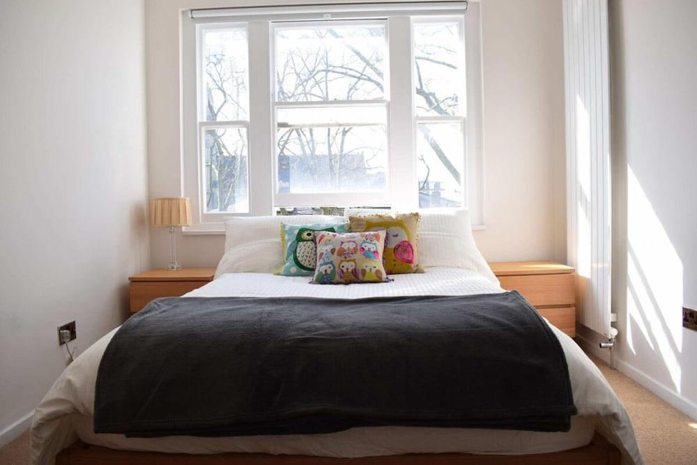 Bright 2 Bedroom Flat - Short Walk to Notting Hill - Tap to explore photos