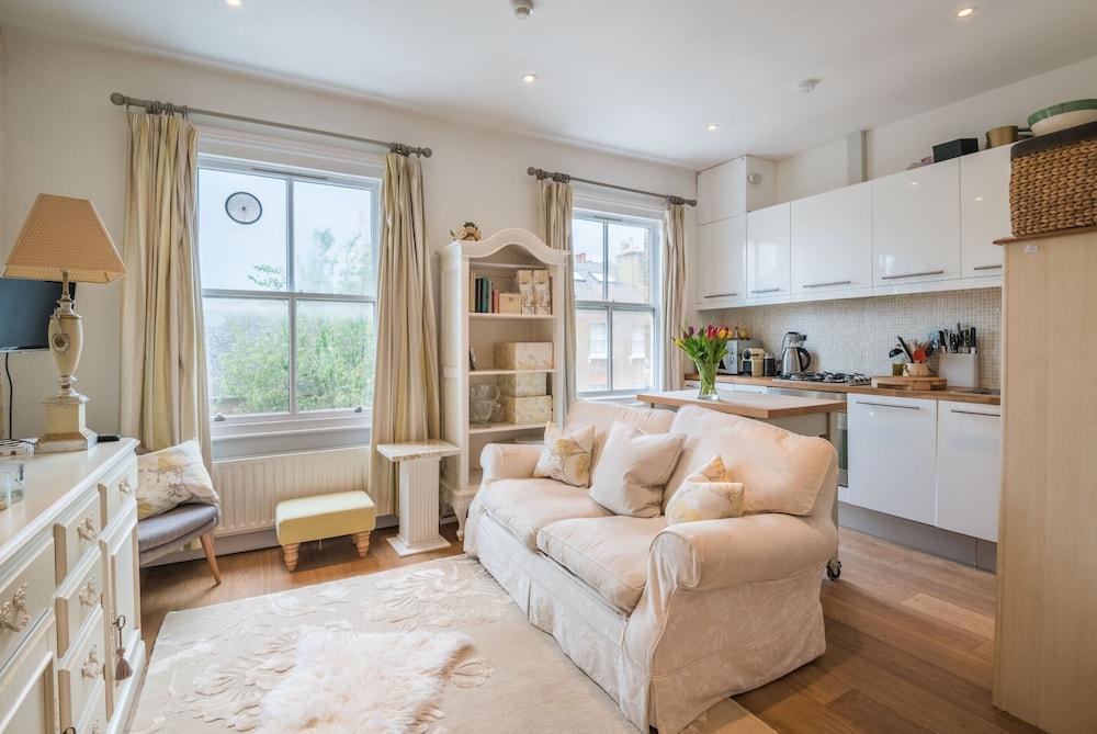 Charming Chelsea Home by the River Thames - Tap to explore photos