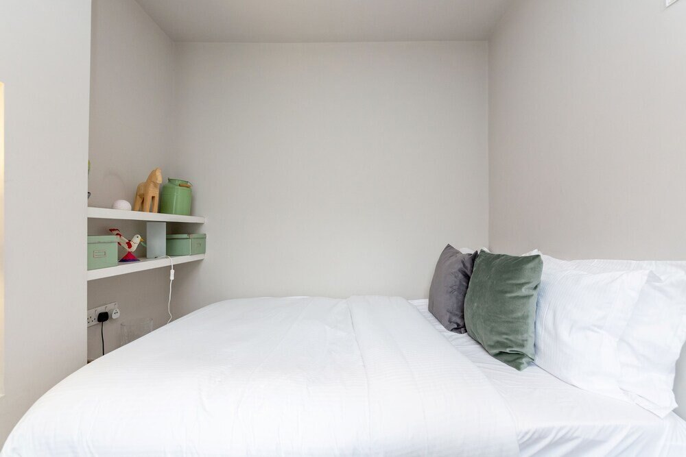 Vauxhall Park Views - 2 Bed Flat by BaseToGo - Tap to explore photos