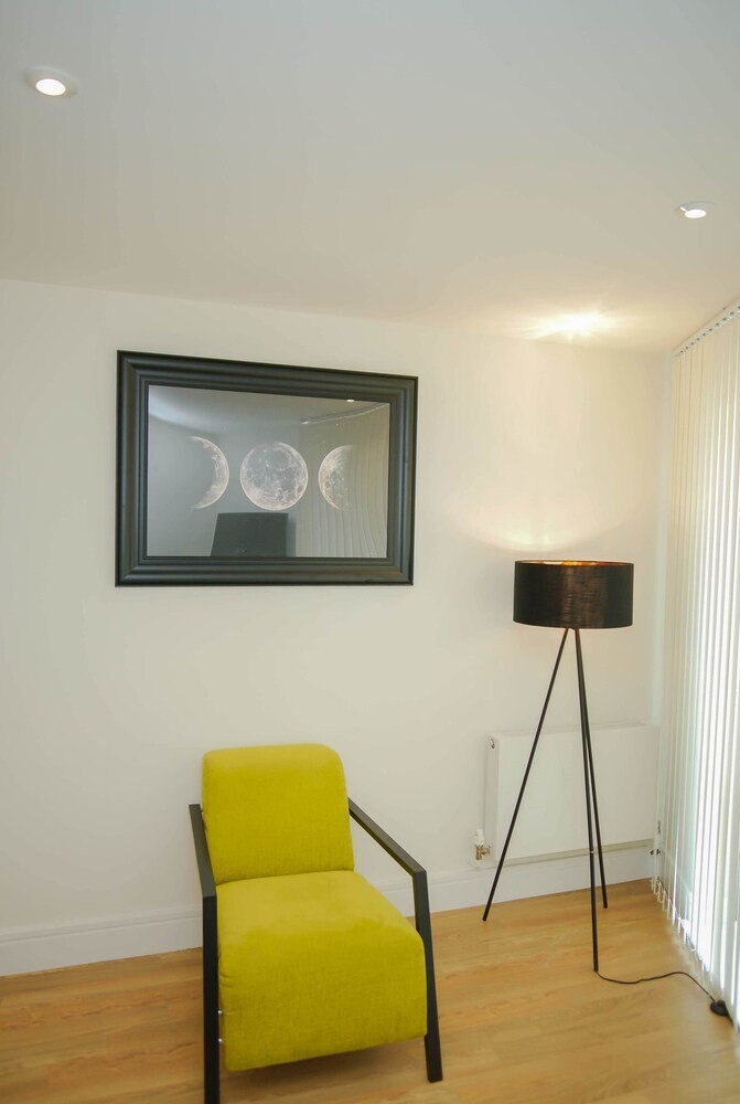 Executive 2 Bed Apartment - Tap to explore photos