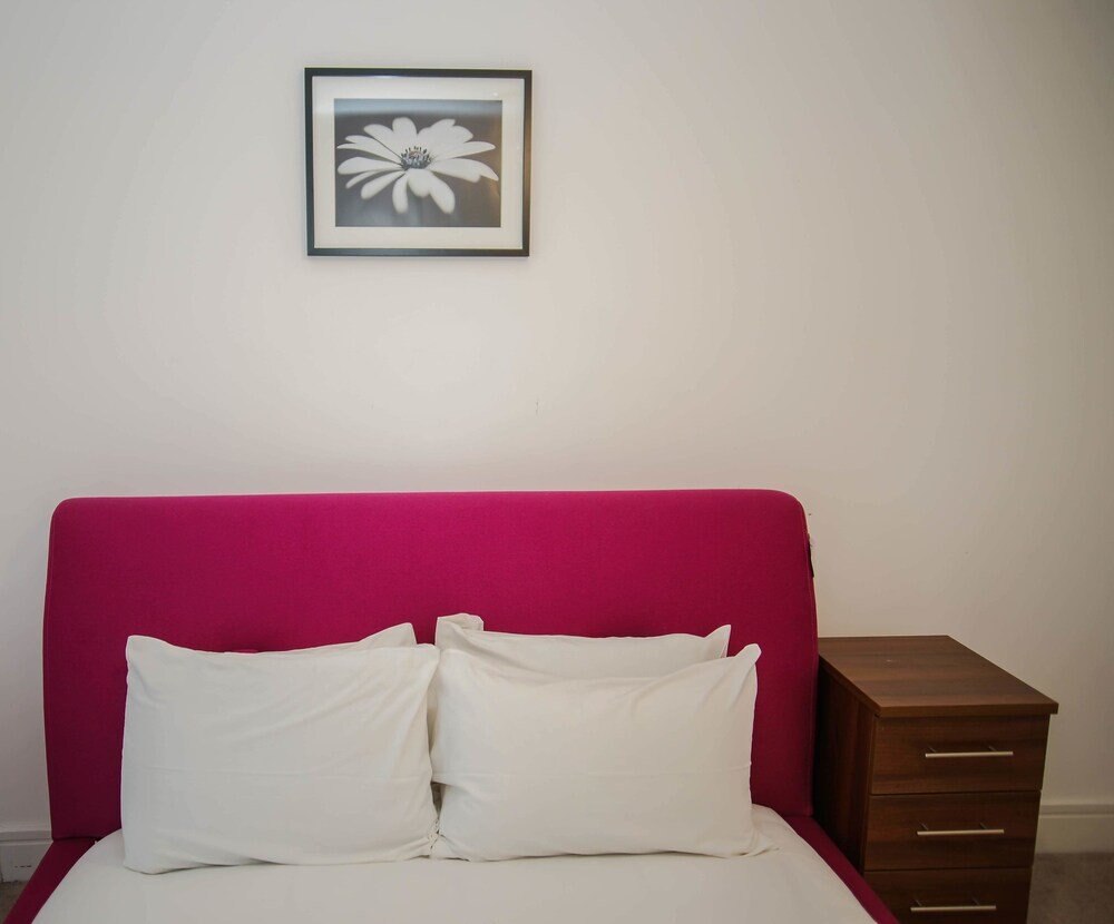 Executive 2 Bed Apartment - Tap to explore photos